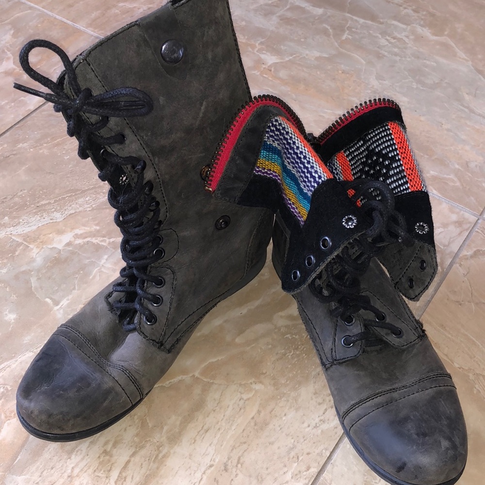 Adorable reversible Steve Madden boots